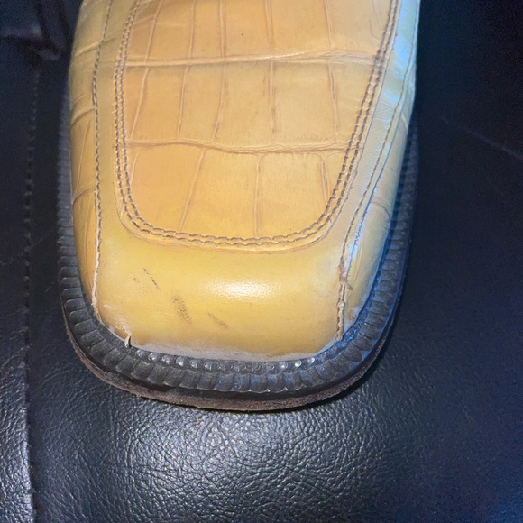 Men’s 9.5 Florsheim Barletta shoe. Yellow beige in color Caiman leather - Picture 9 of 11